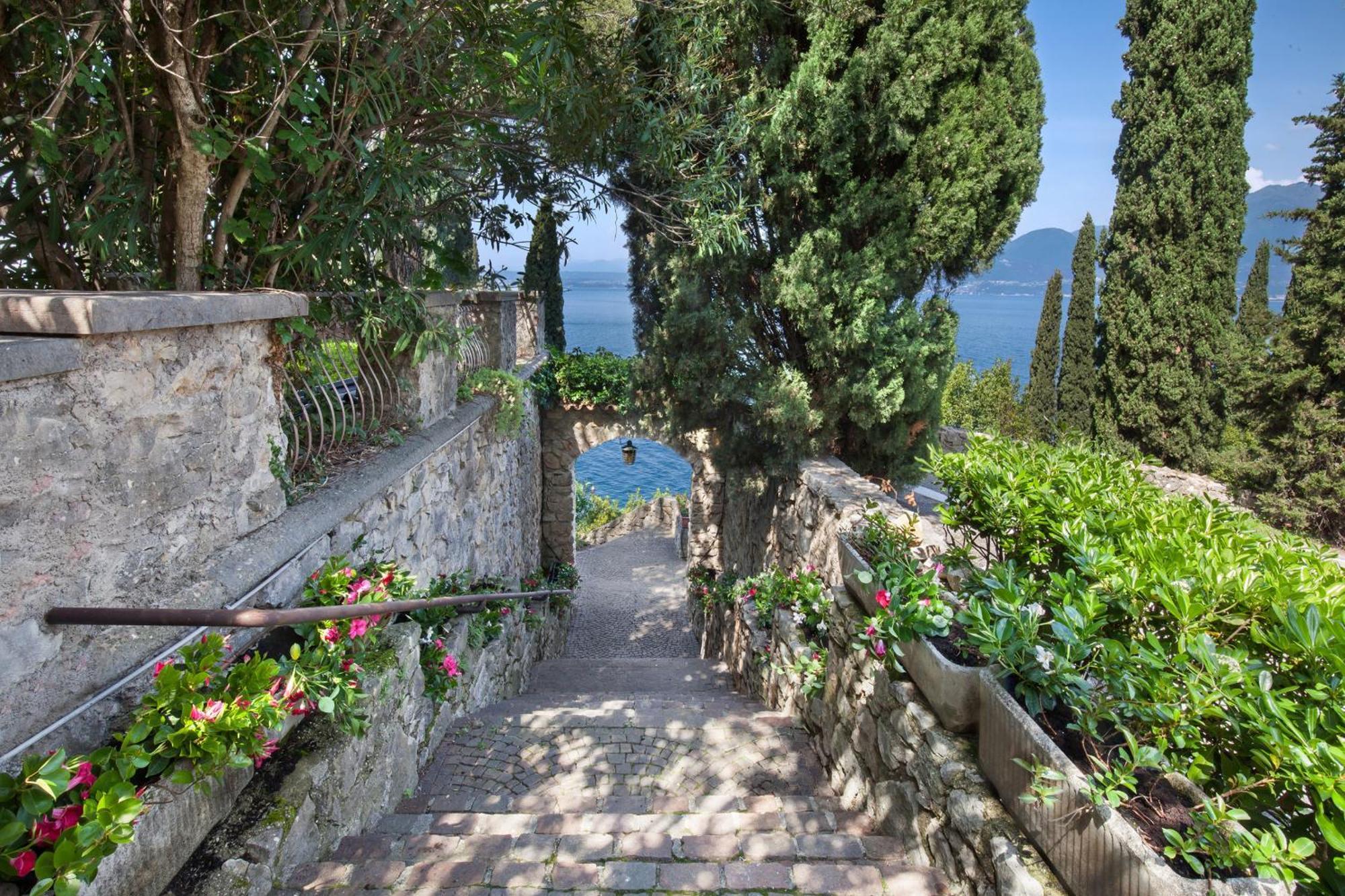 Leonardo Walsh Apartment With Lake View Torri Del Benaco Luaran gambar