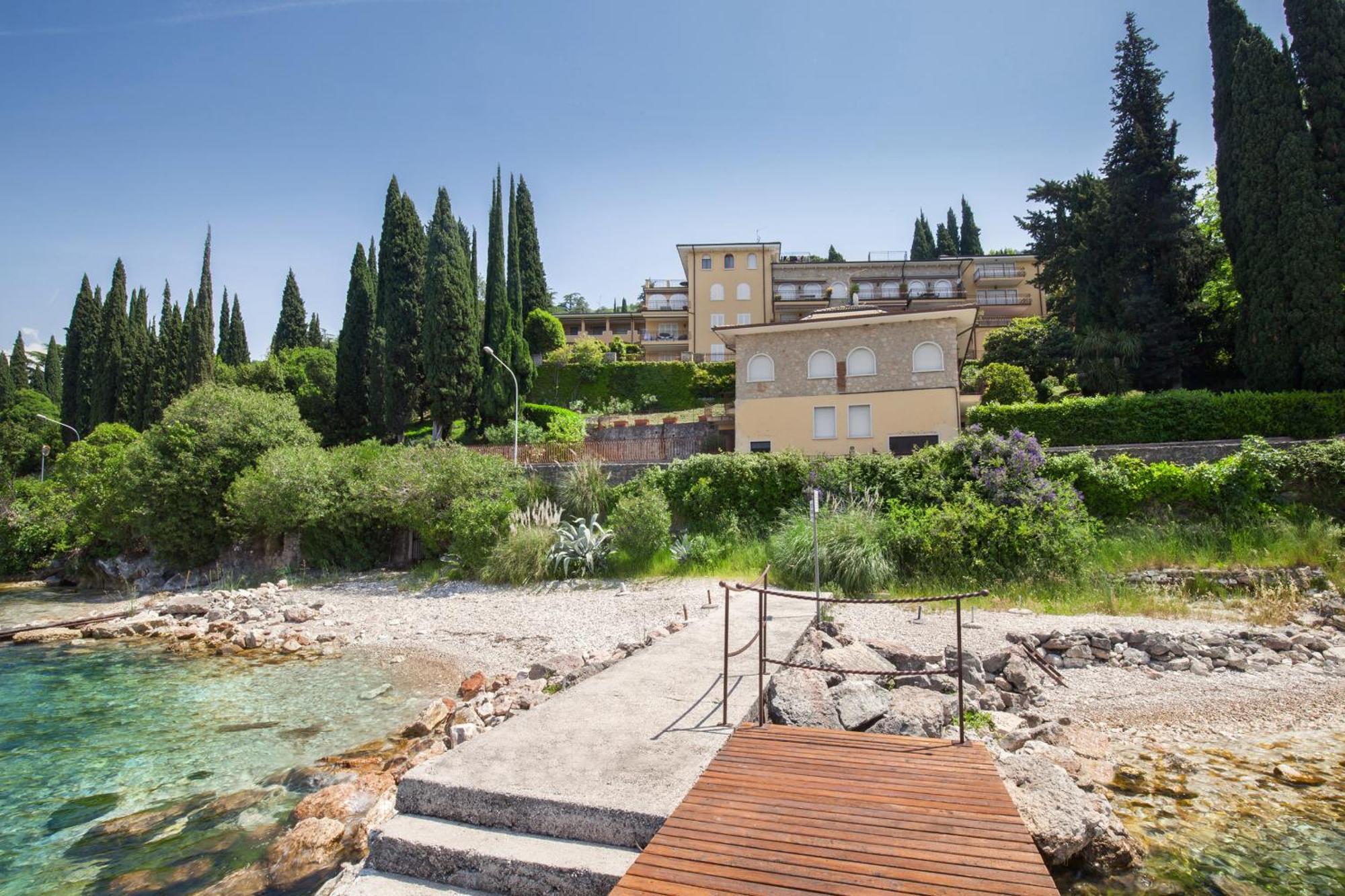 Leonardo Walsh Apartment With Lake View Torri Del Benaco Luaran gambar