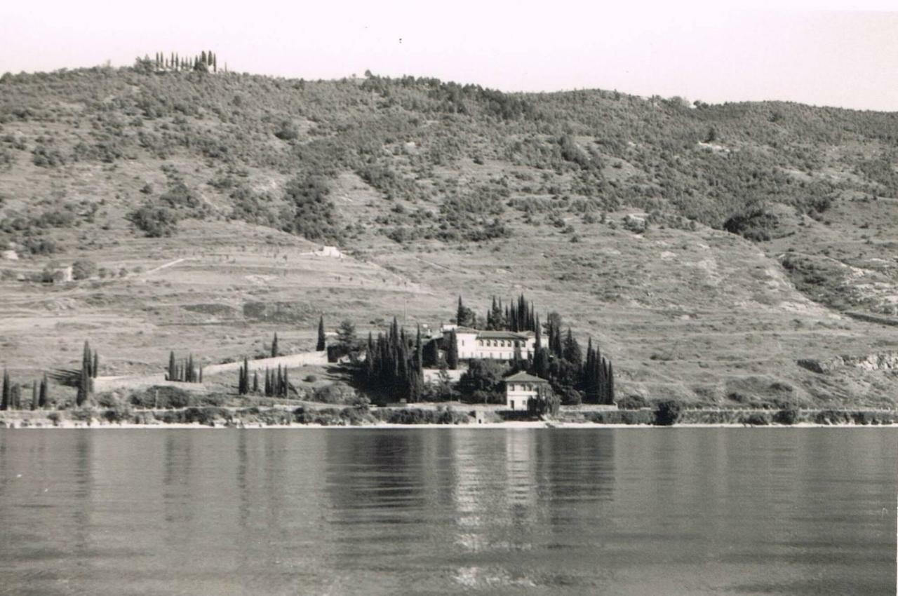 Leonardo Walsh Apartment With Lake View Torri Del Benaco Luaran gambar